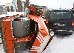 В Гродно два дорожных катка упали с платформы на легковушки (ФОТО)