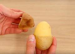 Кулинарный лайфхак: как почистить картошку без овощечистки 