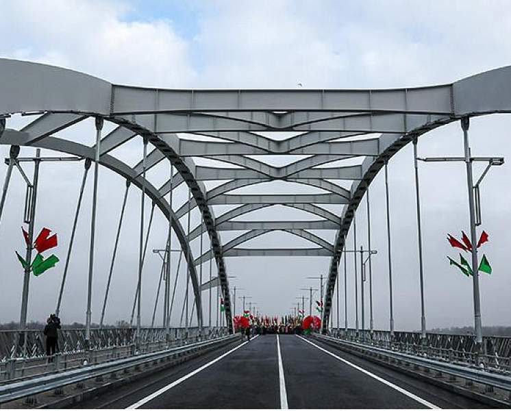 Александр Лукашенко в Мозыре открыл обновленный мост через Припять