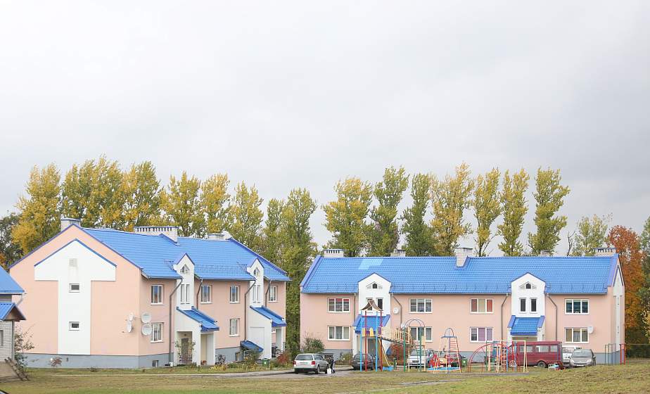 В агрогородке Луцковляны возводят 13 коттеджей для многодетных семей