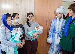 «Эти женщины обогреты теплом нашего белорусского государства». Беженок, родивших в Гродно, поздравили с наступающими новогодними праздниками