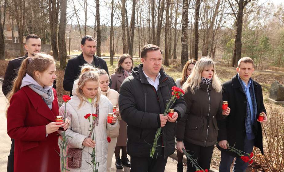 Молодежь города Гродно возложила цветы к памятнику узникам лагеря смерти Шталаг