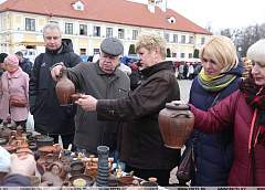 Art creates an image and generates income. Cultural experts propose to facilitate the export of works of art and allow the sale of souvenirs in craft centers