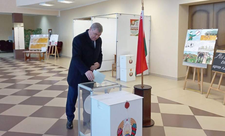 Председатель Гродненского райисполкома Ян Василевский проголосовал одним из первых Председатель Гродненского райисполкома Ян Василевский проголосовал одним из первых
