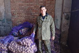 Школьники помогают коммунальщикам, учащиеся – аграриям и строителям. В регионе продолжают работать студотряды