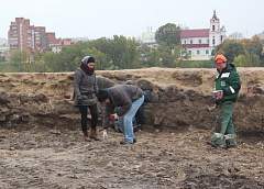У стен Старого замка за работу взялись археологи