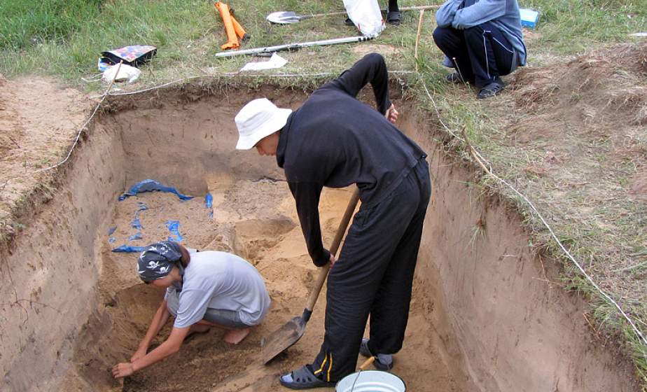 Студенты-историки из ГрГУ провели раскопки в Щучинском районе (ФОТО)
