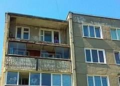 В Лиде с пятого этажа жилого дома обрушился балкон. Никто не пострадал