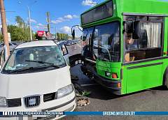 В Гродно столкнулись легковой автомобиль и автобус. Водитель легковушки в больнице