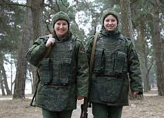 Связывают не только кровные узы, но и любовь к Отечеству. Как мать и дочь несут службу наравне с мужчинами
