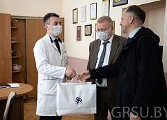 A special device has been created in the Technological Park of Kupalovsky University that facilitates the wearing of a medical mask