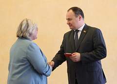 "Основа благополучия нации - люди, верные своему делу". Роман Головченко вручил госнаграды представителям различных сфер
