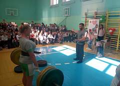 В гостях у ребят из Гожской средней школы побывал титулованный гродненский силач Александр Кодис