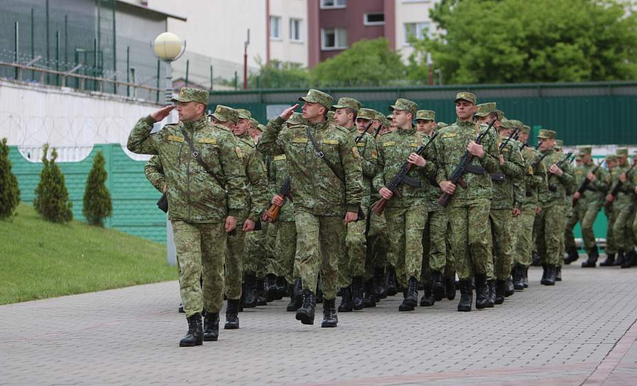 В Гродненской пограничной группе состоялся ритуал вручения боевого оружия В Гродненской пограничной группе состоялся ритуал вручения боевого оружия