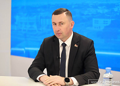 Асфальтирование гравийных дорог возможно с участием жителей. Об этом рассказал, отвечая на вопрос о перспективах асфальтирования дороги в микрорайоне Лососно областного центра, председатель Гродненского горисполкома Андрей Хмель