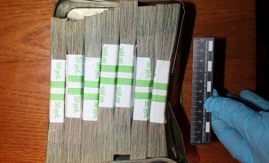 В Островецком районе мужчина на глазах у пенсионера украл 37 000 рублей В Островецком районе мужчина на глазах у пенсионера украл 37 000 рублей