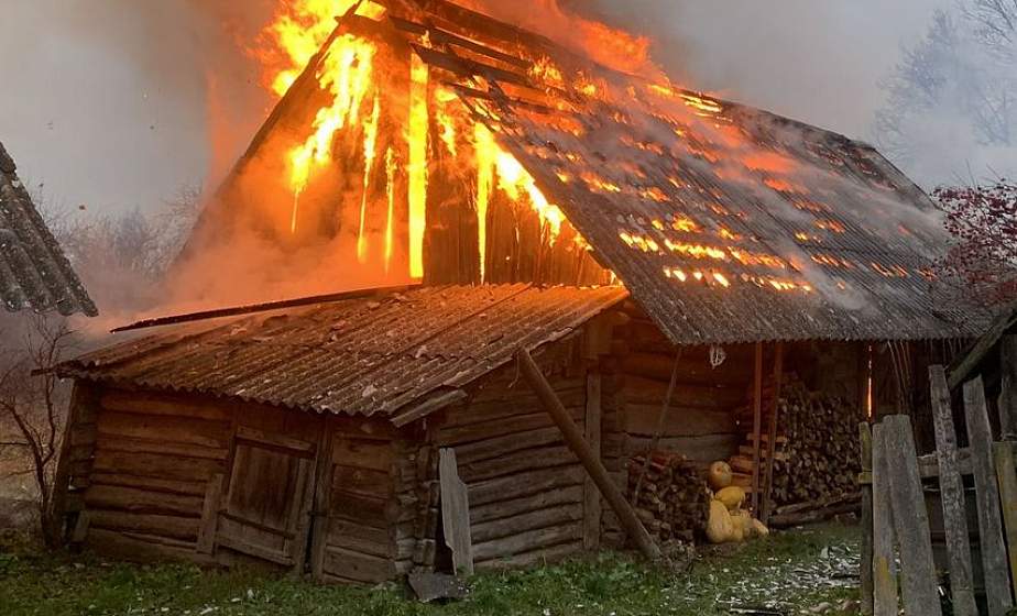 В Слонимском районе загорелся газовый баллон, двое пострадали