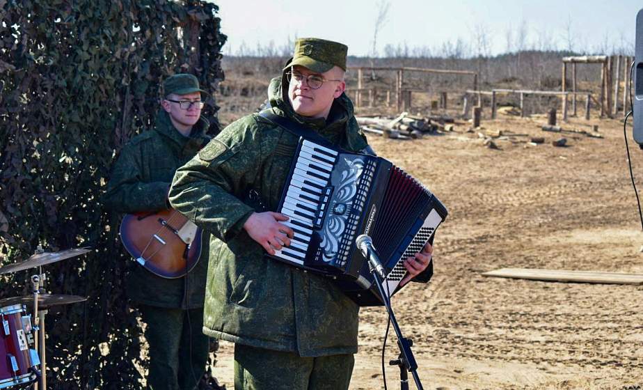 Музыка на передовой: ансамбль «Формула» дарит концерт саперам Музыка на передовой: ансамбль «Формула» дарит концерт саперам