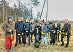Ученики гродненской СШ №19 на «Неделе леса» высадили почти 20 000 саженцев 