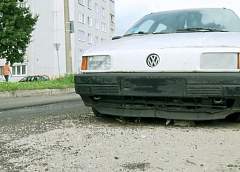 В Гродно дорожная служба положила асфальт вокруг припаркованного авто