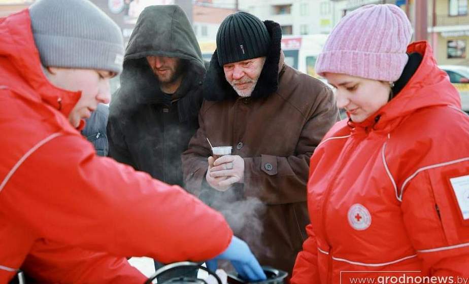 В Гродно волонтеры Белорусского Красного Креста развернули мобильный пункт обогрева 