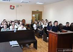 В Гродно огласили приговор двум девушкам, которые подожгли государственный флаг