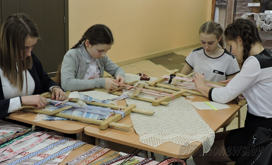У сярэдняй школе №39 Гродна дзяўчаты з захапленнем вучацца ткацтву