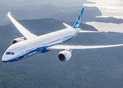 Гигантский Boeing нарисовал в небе свой "портрет"