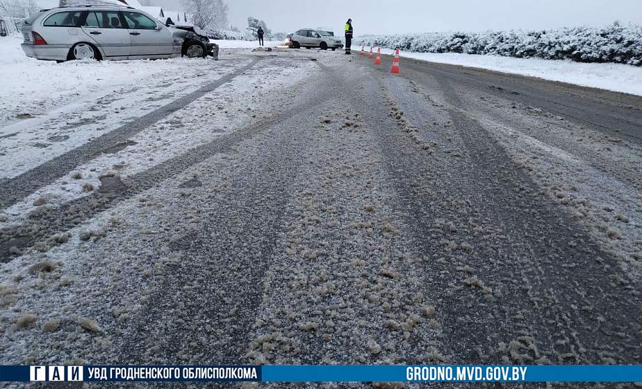 Под Лидой легковушка сбила участницу другой аварии