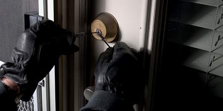 Как обезопасить свое жилье от краж, рассказал участковый инспектор