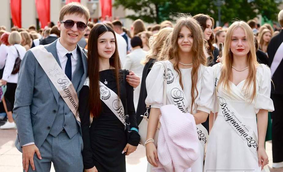 Праздничное шествие, яркие наряды, чествование лучших из лучших. Гродненские выпускники попрощались со школой 