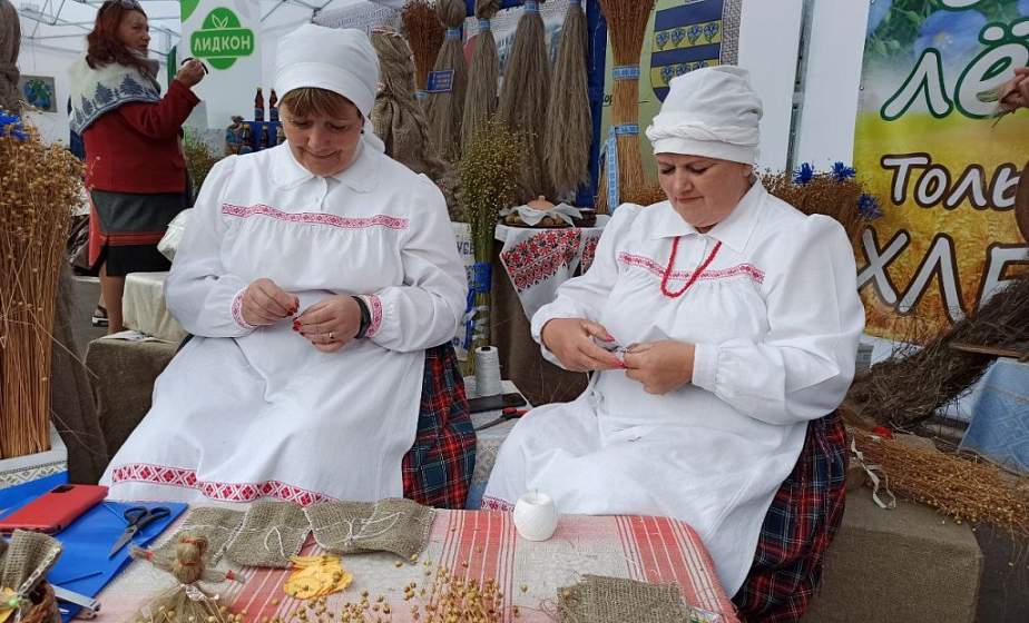 Изделия из льна, мастер-классы и вкусная макуха. В фестивальном Витебске гостей встречает Гродненская региональная площадка «Калі да лёну з паклонам – аддзячыць добра лён»